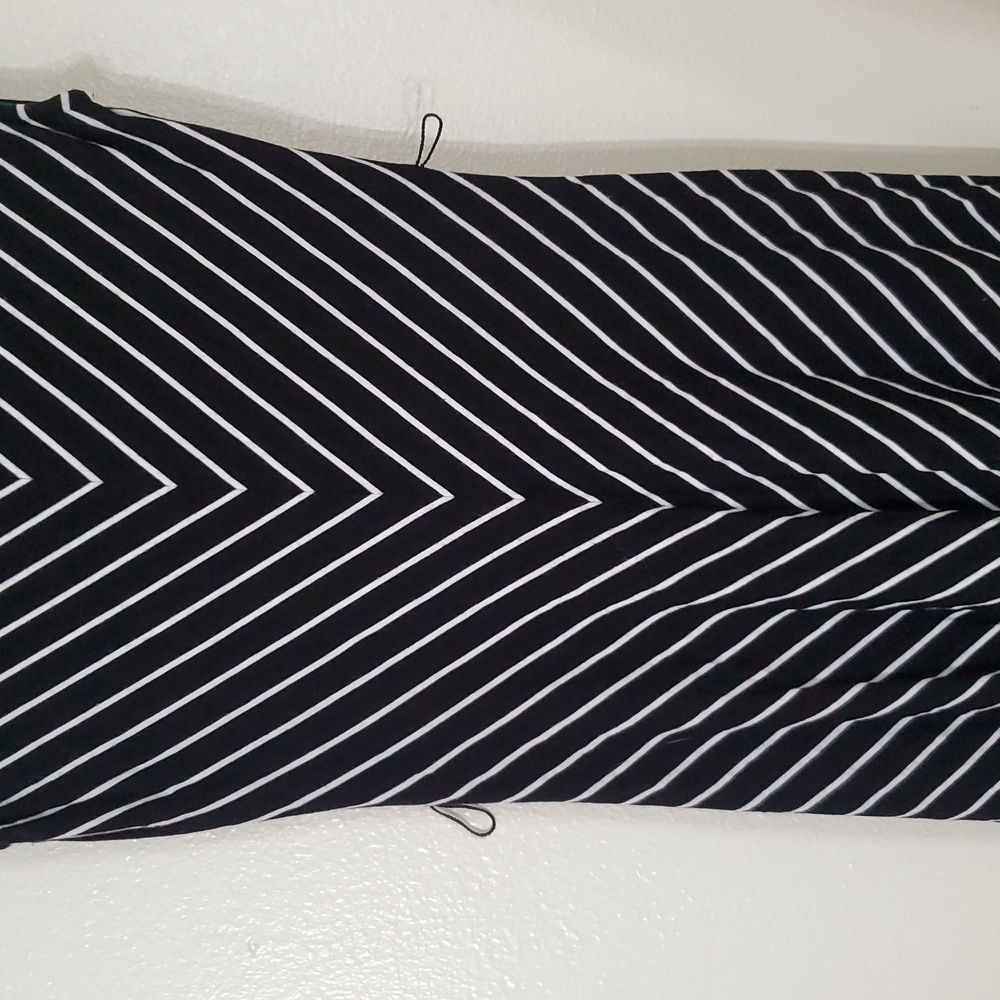 Calvin Klein Black And White Striped Dress. Size 2 - Picture 4 of 8